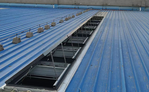 某城市大型商业综合体中庭固原排烟窗工程